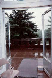 lounge1.jpg (34879 bytes)